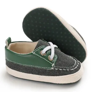 Detailweergave van groene en denim babyloopschoenen met een zachte antislipzool.