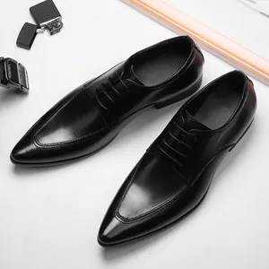 Nette zwarte leren herenschoenen met puntneus, ideaal voor zakelijke en formele pakken.