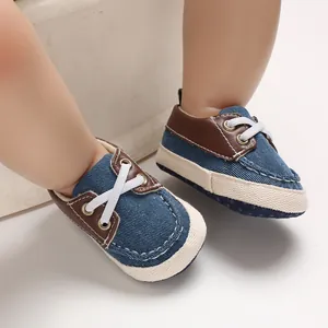 Detailweergave van denim babyloopschoenen met zachte zolen en vetersluiting