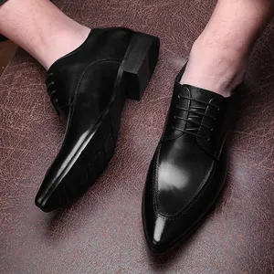Klassieke zwarte zakelijke leren herenschoenen met spitse neus en formeel veterontwerp