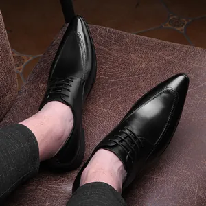 Detailopname van elegante zwarte leren herenschoenen met puntige neus voor zakelijk formeel