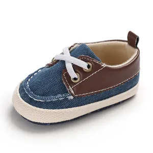 Comfortabele blauwe denim baby loopschoentjes met bruine lederen accenten en zachte zolen