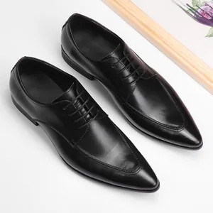 Detailweergave van elegante zwarte herenleren zakelijke schoenen met veters en punt
