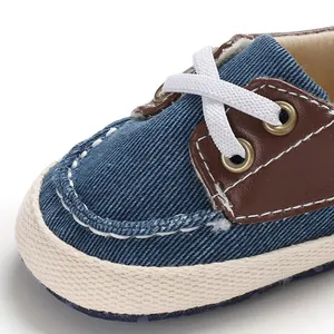Gedetailleerde close-up van een blauwe denim baby loopschoen met witte veters