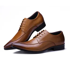 Elegante bruine leren herenschoenen met spitse neus voor een formele zakelijke look.
