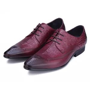 Vue détaillée des chaussures de ville en cuir bordeaux à texture crocodile et broguing