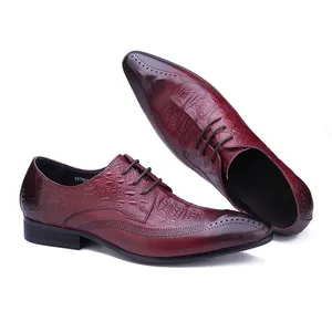Détail de chaussures Richelieu en cuir bordeaux embossé crocodile avec perforations