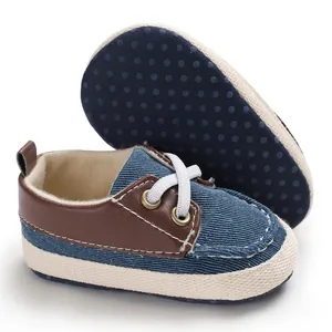 Gedetailleerd overzicht van babyloopschoenen met denimstof en een zachte antislip noppenzool.