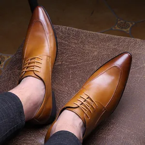 Elegante lichtbruine leren herenschoenen met spitse neus voor zakelijke gelegenheden