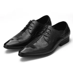 Vue détaillée de chaussures richelieu noires pour hommes avec texture croco et broguing