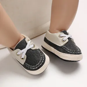 Detailopname van denim babyloopschoenen met witte veters en zachte zolen voor baby's