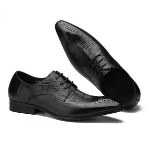 Vue détaillée de chaussures richelieu en cuir gaufré crocodile noir avec brogues