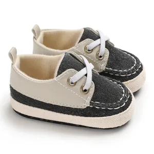 Gedetailleerde opname van baby wandelschoenen met denim en beige kunstlederen stof
