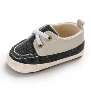 Detailweergave van denim babyloopschoen met zachte zool en beige rand