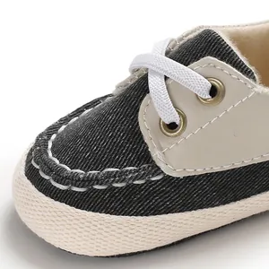 Close-up macrofoto van baby denim loopschoenen met witte stiksels en veterdetails