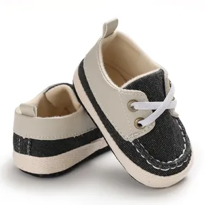 Detailopname van de donkere denimstof en zachte zolen van deze comfortabele babyschoentjes
