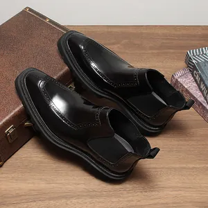 Bottines Chelsea homme en cuir verni noir avec détails richelieu et semelles épaisses