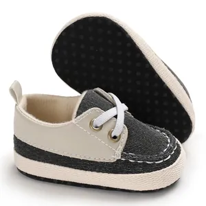 Detail van zachte baby wandelschoenen met antislip stippenzool voor zuigelingen.