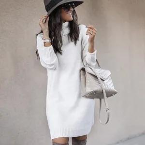 Detailoverzicht van de elegante witte gebreide coltrui-jurk voor het winterseizoen