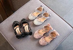 Gedetailleerd overzicht van met stras versierde prinsessenschoenen voor meisjes