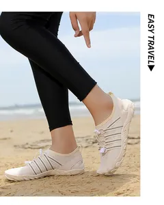 Zapatos de agua beige de secado rápido usados en la playa para senderismo acuático.