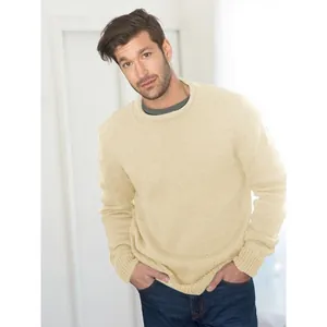 Detailansicht eines cremefarbenen Herren-Strickpullovers mit Rundhalsausschnitt