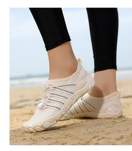 Detalle de escarpines beige de secado rápido para playa y actividades acuáticas