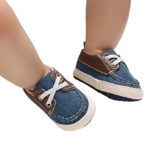 Comfortabele babyschoentjes van denim en bruin kunstleer met zachte zolen voor peuters