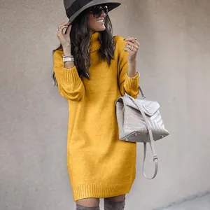 Elegante mosterdgele coltrui jurk gedragen door een model in een herfstachtige straatsetting