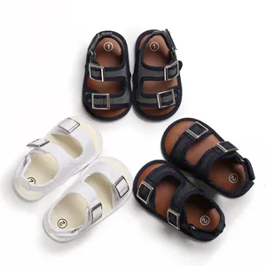 Tre paia di sandali traspiranti per neonato in bianco e blu navy con fibbie.