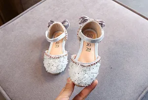 Detail van prinsessenschoenen voor meisjes met fonkelende strassteentjes en een paarse strik