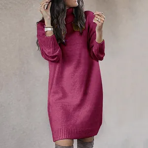 Detailopname van de elegante magenta gebreide trui-jurk met een hoge coltrui