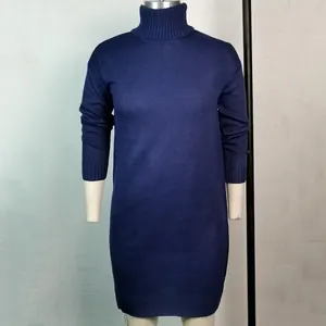 Vooraanzicht van donkerblauwe coltrui gebreide jurk met ribgebreide kraagdetail
