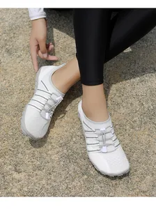 Primer plano de zapatos de agua blancos transpirables con malla de secado rápido.