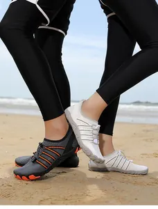 Zapatos de agua para exteriores de secado rápido para parejas en una playa de arena