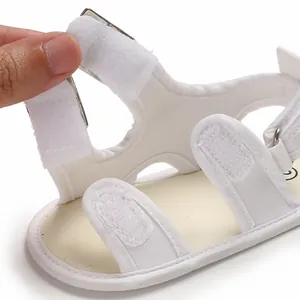 Primo piano del sandalo bianco per bambini con cinturini in velcro regolabili per una calzata