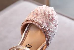 Detailopname van roze strass en steendetails op prinsessensandalen voor meisjes