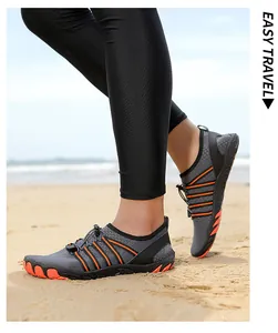 Vista lateral detallada de zapatos de agua grises de secado rápido con toques naranja