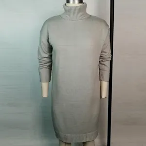 Elegante lange gebreide trui-jurk met col in het grijs voor herfst- en wintermode.