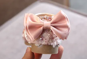 Detailweergave van roze prinsessenschoenen voor meisjes met satijnen strik en glitter
