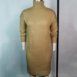 Khaki gebreide trui jurk met lange mouwen en coltrui voor de herfst en winter