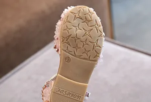 Detail van de antislip rubberen zool van de strass sandalen voor kleine meisjes