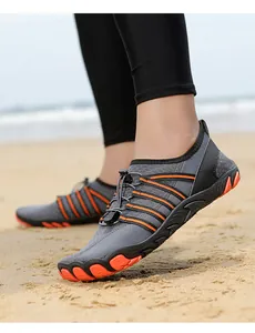 Primer plano de zapatos de agua de secado rápido para actividades en la playa