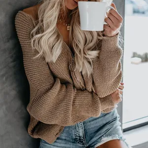Detail eines braunen Damen-Strickpullovers mit schickem Frontreißverschluss und Ringgriff