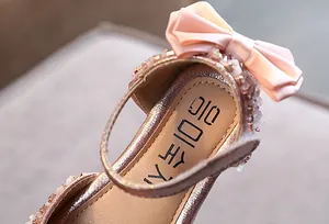 Detail van prinsessensandalen voor meisjes met strass strik en glitter finish