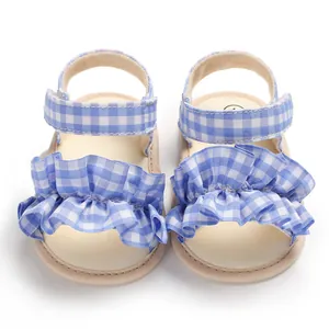 Sandali per neonati a quadretti blu e bianchi con ruches e suole morbide baby.