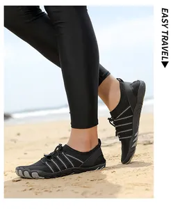 Primer plano de zapatos de agua negros de secado rápido usados en playa de arena