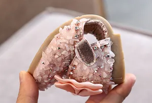 Detail van roze sprankelende meisje prinses sandaal met strassteentjes en zachte zool