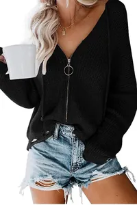 Detailaufnahme eines schwarzen Damen-Oversize-Strickpullovers mit Reißverschluss