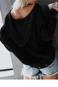 Rückansicht eines schwarzen Oversize-Strickpullovers mit Kapuze und distressed-Saum
